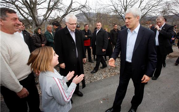 Josipović i Tadić posjetili povratničku obitelj Marković u Deringaju                                                                                                                                                                            