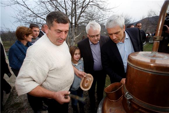 Josipović i Tadić posjetili povratničku obitelj Marković u Deringaju                                                                                                                                                                            