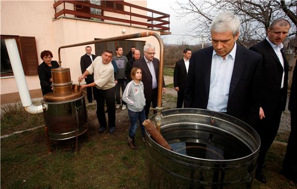 Josipović i Tadić posjetili povratničku obitelj Marković u Deringaju                                                                                                                                                                            