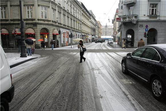 HAK: snijeg i ledena kiša otežavaju promet                                                                                                                                                                                                      