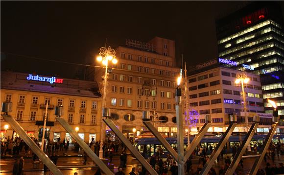 Upaljena prva svijeća na menori na Trgu bana Jelačića                                                                                                                                                                                           