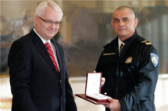 Josipović odlikovao policajce Svatoša i Kruljca                                                                                                                                                                                                 