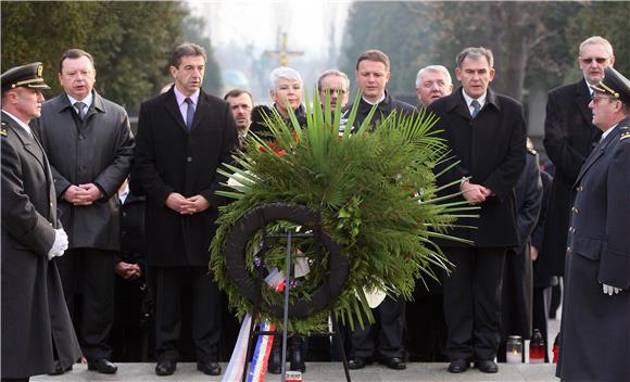 Premijeka Kosor položila vijence na Mirogoju u povodu 15. siječnja, obljetnice međunarodnog priznanja Hrvatske                                                                                                                                  