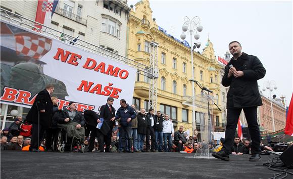 Prosvjed hrvatskih branitelja na Trgu bana Jelačića u Zagrebu                                                                                                                                                                                   