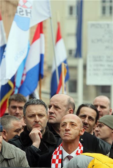 Prosvjed hrvatskih branitelja na Trgu bana Jelačića u Zagrebu                                                                                                                                                                                   