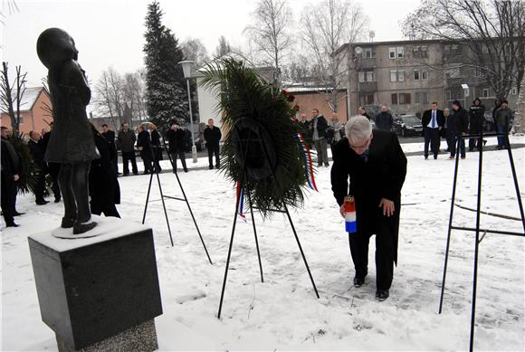 Josipović i Dodik položili cvijeće kod spomenika stradaloj djeci Slavonskog Broda 'Djevojčica'                                                                                                                                                  