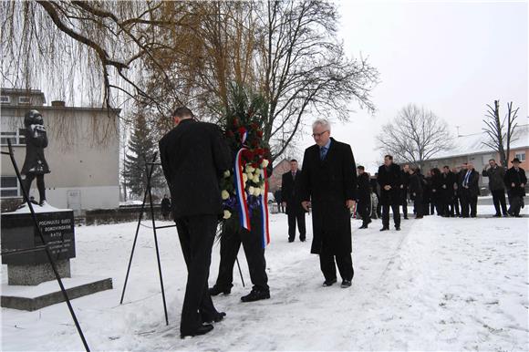 Josipović i Dodik položili cvijeće kod spomenika stradaloj djeci Slavonskog Broda 'Djevojčica'                                                                                                                                                  