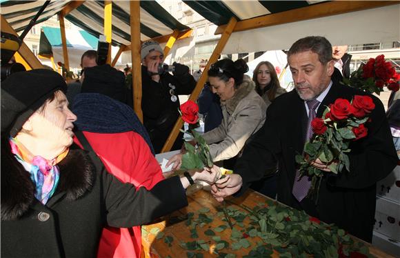 Gradonačelnik Bandić dijelio ruže i krafne za Dan žena                                                                                                                                                                                          