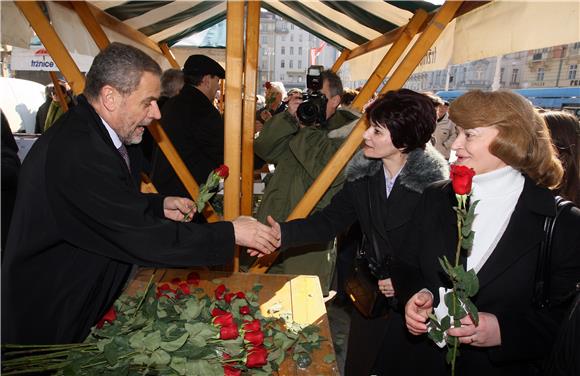 Gradonačelnik Bandić dijelio ruže i krafne za Dan žena                                                                                                                                                                                          