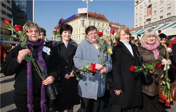 Gradonačelnik Bandić dijelio ruže i krafne za Dan žena                                                                                                                                                                                          