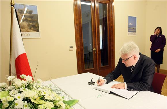 Predsjednik Republike upisao se u knjigu žalosti u veleposlanstvu Japana u Zagrebu                                                                                                                                                              