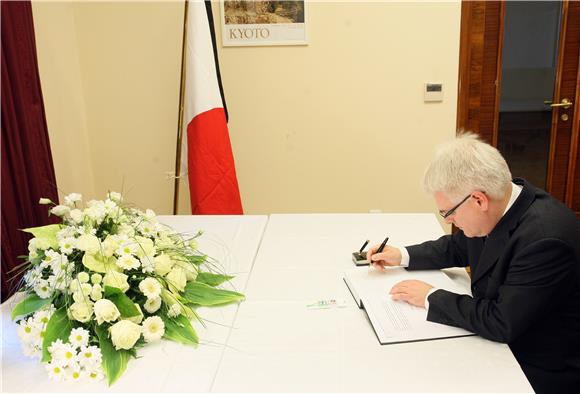 Predsjednik Republike upisao se u knjigu žalosti u veleposlanstvu Japana u Zagrebu                                                                                                                                                              