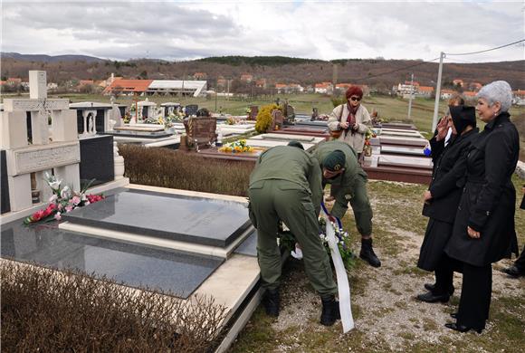 Kosor posjetila grob prvog poginulog hrvatskog redarstvenika Josipa Jovića                                                                                                                                                                      