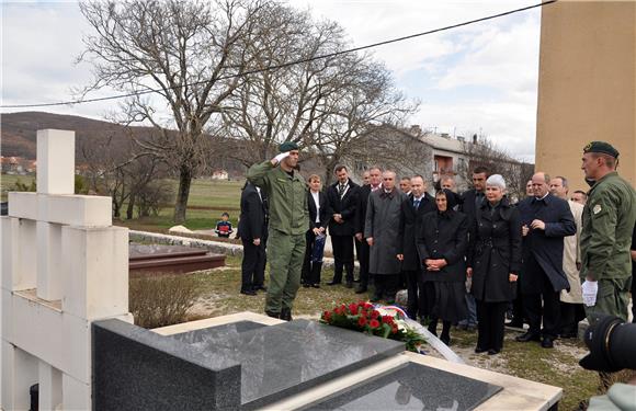 Kosor posjetila grob prvog poginulog hrvatskog redarstvenika Josipa Jovića                                                                                                                                                                      