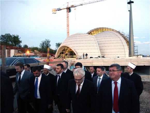 Josipović i Izetbegović obišli gradilište islamskog centra                                                                                                                                                                                      