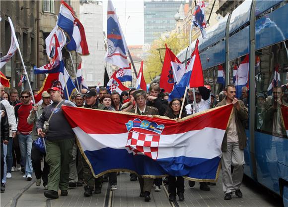 Branitelji došli pred HDZ vičući 'Izdaja'; krenuli prema SDP-u                                                                                                                                                                                  