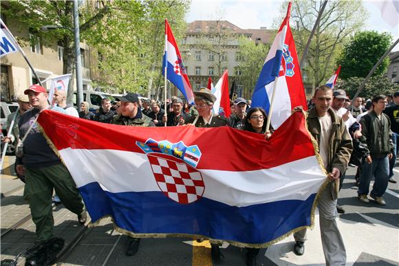 Branitelji došli pred HDZ vičući 'Izdaja'; krenuli prema SDP-u                                                                                                                                                                                  