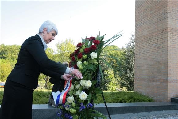 Premijerka Kosor i braniteljske udruge položili vijence na Mirogoju                                                                                                                                                                             