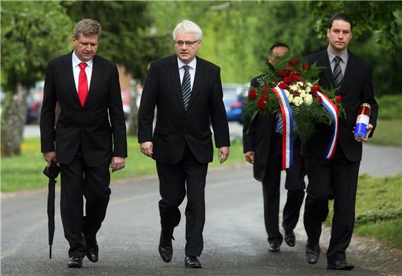 Predsjednik Josipović položio vijenac na grob Ivice Račana                                                                                                                                                                                      