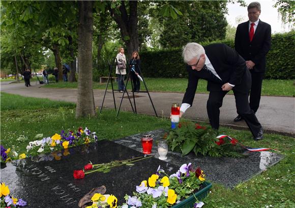 Predsjednik Josipović položio vijenac na grob Ivice Račana                                                                                                                                                                                      