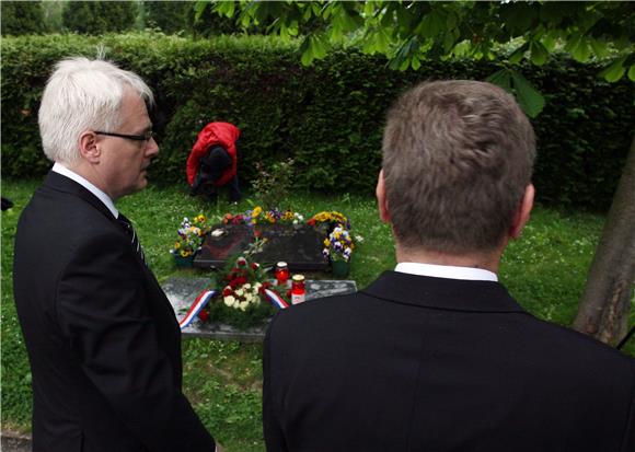 Predsjednik Josipović položio vijenac na grob Ivice Račana                                                                                                                                                                                      