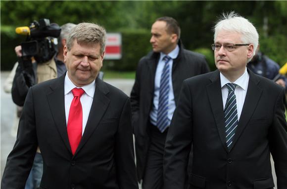 Predsjednik Josipović položio vijenac na grob Ivice Račana                                                                                                                                                                                      