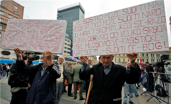 Oko 200 ljudi na prosvjedu 'Stari i mladi zajedno'                                                                                                                                                                                              