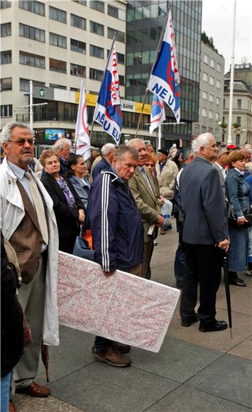 Oko 200 ljudi na prosvjedu 'Stari i mladi zajedno'                                                                                                                                                                                              