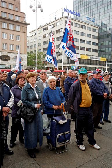 Oko 200 ljudi na prosvjedu 'Stari i mladi zajedno'                                                                                                                                                                                              