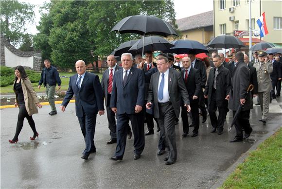 Okučani: položeni vijenci i zapaljene svijeće                                                                                                                                                                                                   