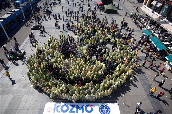 Kozmo srušio Guinnessov rekord u formiranju najvećeg ljudskog smileyja                                                                                                                                                                          