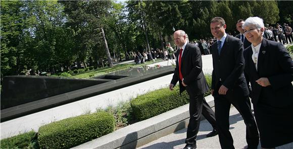 Premijerka Kosor položila vijenac na grob dr. Franje Tuđmana                                                                                                                                                                                    