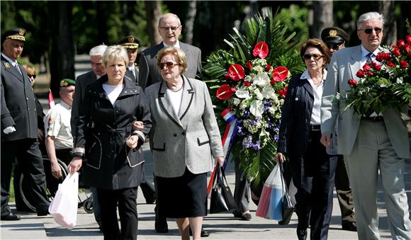 Obitelj i generali položili vijence na grob dr. Tuđmana                                                                                                                                                                                         