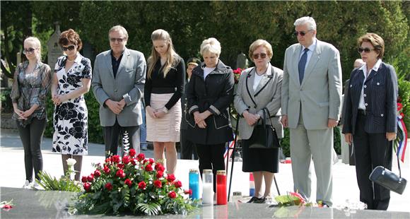 Obitelj i generali položili vijence na grob dr. Tuđmana                                                                                                                                                                                         