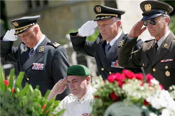 Obitelj i generali položili vijence na grob dr. Tuđmana                                                                                                                                                                                         