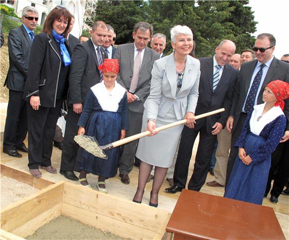 Kosor položila temeljni kamen stambene zgrade za branitelje                                                                                                                                                                                     