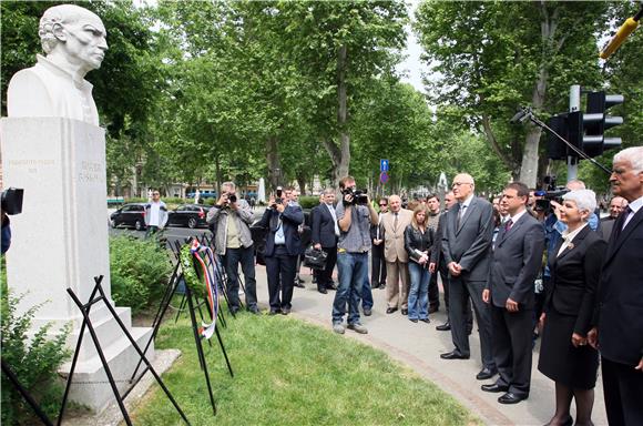 Kosor položila lovorov vijenac ispred poprsja Ruđera Boškovića                                                                                                                                                                                  