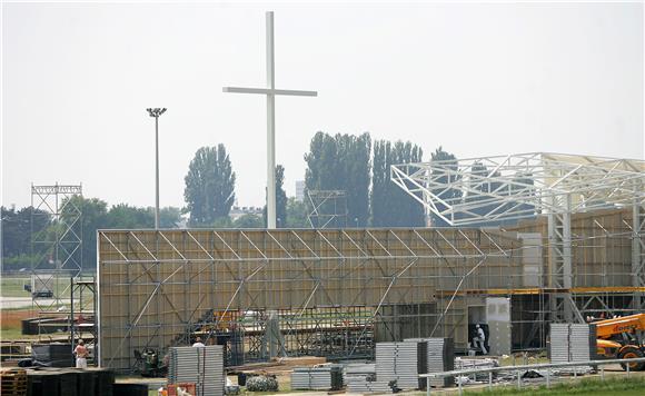 Pripreme i izgradnja pozornice na Hipodromu uoči dolaska pape Benedikta XVI. u Hrvatsku                                                                                                                                                         