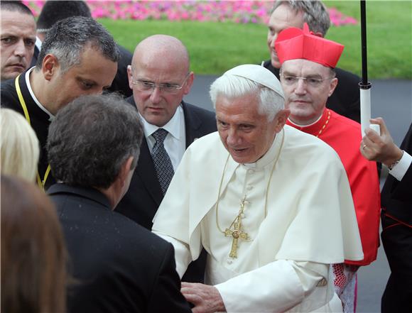 Papa u HNK s osobama iz hrvatskog javnog i vjerskog života                                                                                                                                                                                      