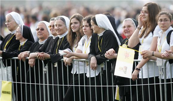 Vjernici čekaju dolazak Pape na Hipodromu                                                                                                                                                                                                       