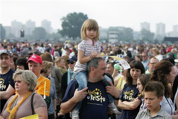 Veliko mnoštvo vjernika očekuju Svetoga oca na Hipodromu                                                                                                                                                                                        