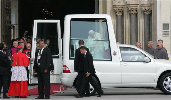 Papa dolazi u Zagrebačku katedralu                                                                                                                                                                                                              