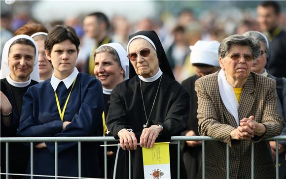 Vjernici čekaju dolazak Pape na Hipodromu                                                                                                                                                                                                       