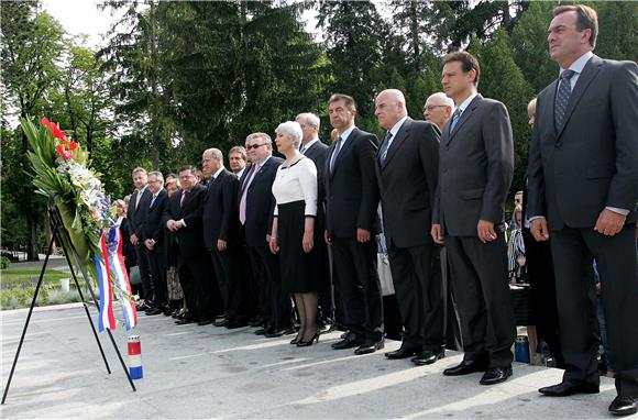 U povodu 22. obljetnice HDZ-a Kosor sa suradnicima na Tuđmanovu grobu                                                                                                                                                                           