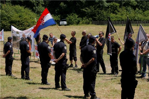 Prosvjed HČSP-a tijekom obilježavanja Dana antifašističke borbe u Brezovici                                                                                                                                                                     