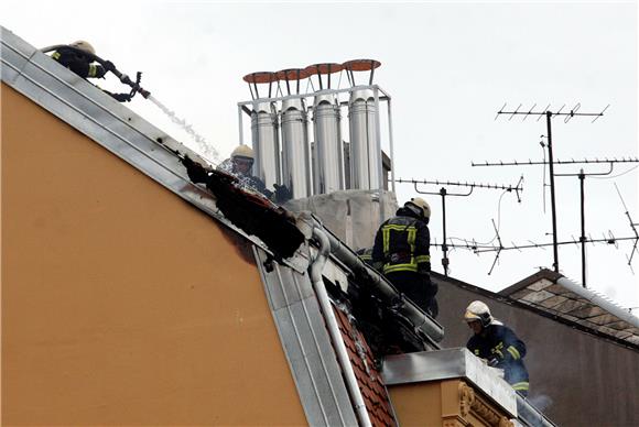 Lokaliziran požar krovišta Hoto grupe u Varšavskoj                                                                                                                                                                                              