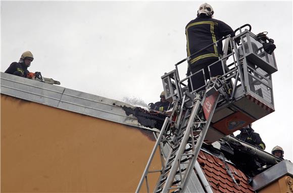 Lokaliziran požar krovišta Hoto grupe u Varšavskoj                                                                                                                                                                                              