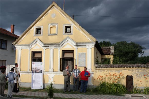 Otkrivena spomen ploča etnokoreologu Ivanu Ivančanu                                                                                                                                                                                             