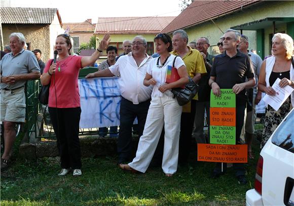 Prosvjed Dugorešana zbog spaljivanja otpada                                                                                                                                                                                                     