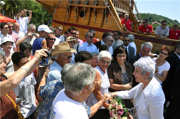 Premijerka Kosor otvorila obnovljenu rivu na otoku Šipanu                                                                                                                                                                                       